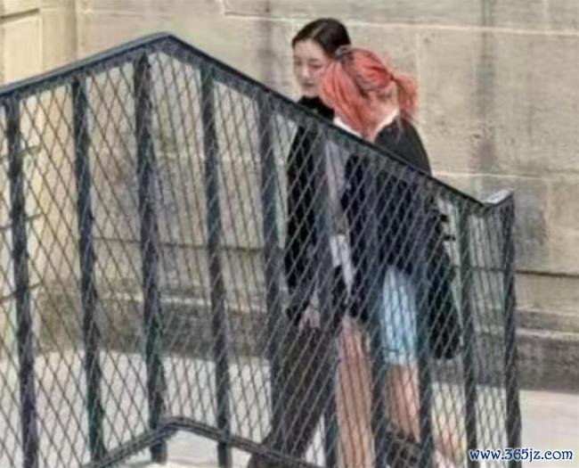 李嫣与闺蜜现身巴黎 当然松懈引关切