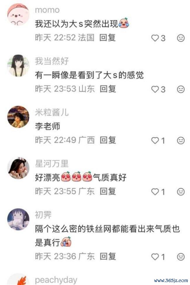 李嫣与闺蜜现身巴黎