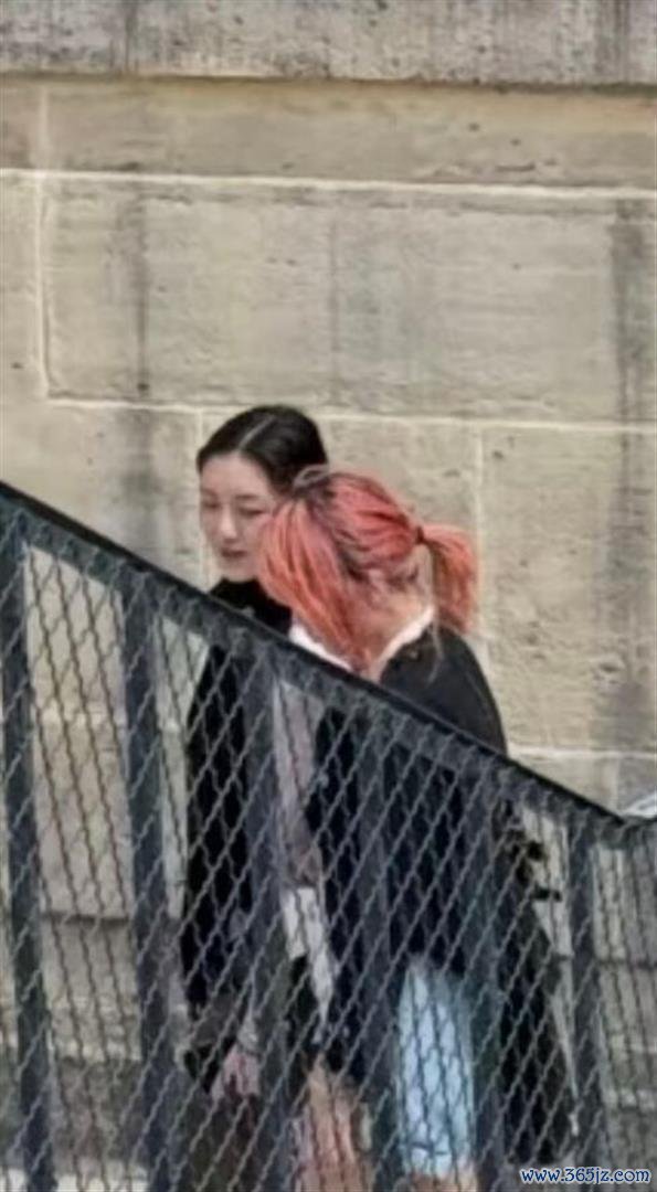 李嫣与闺蜜现身巴黎 当然松懈引关切