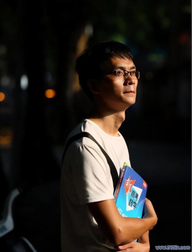 唐尚珺高考16次累计获30万补助 复读之路落魄多